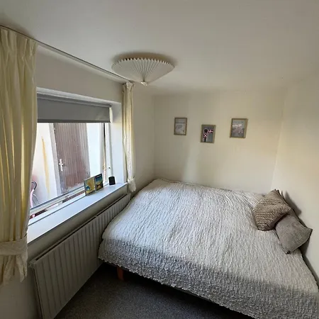 Hyggeligt Vaerelse Med Faelles Opholdsrum Og Toilet