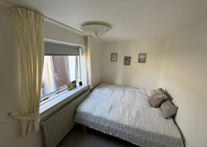 Hyggeligt Vaerelse Med Faelles Opholdsrum Og Toilet